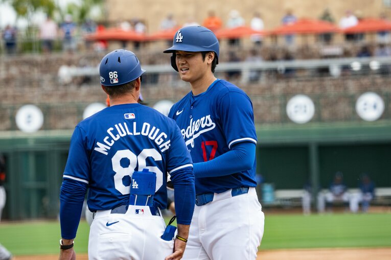 一塁コーチと　©Nanae Suzuki