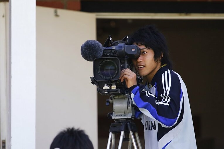 練習の合間、報道陣のカメラを操る内田　©AFLO