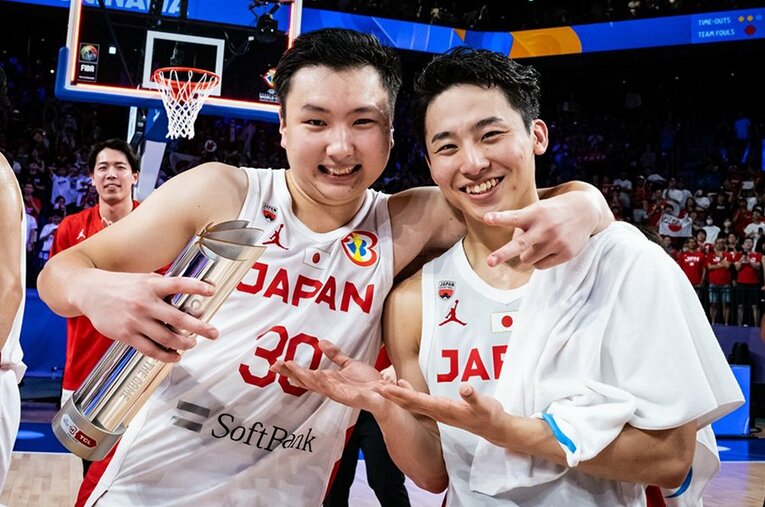 カーボベルデ戦後の富永啓生と河村勇輝。アカツキジャパンの新世代として輝いた ／ photograph by FIBA