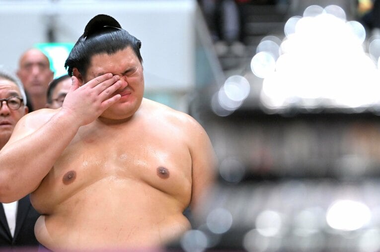 1年ぶりに賜杯を抱き、表彰式で涙を流す大の里 ／ photograph by JIJI PRESS