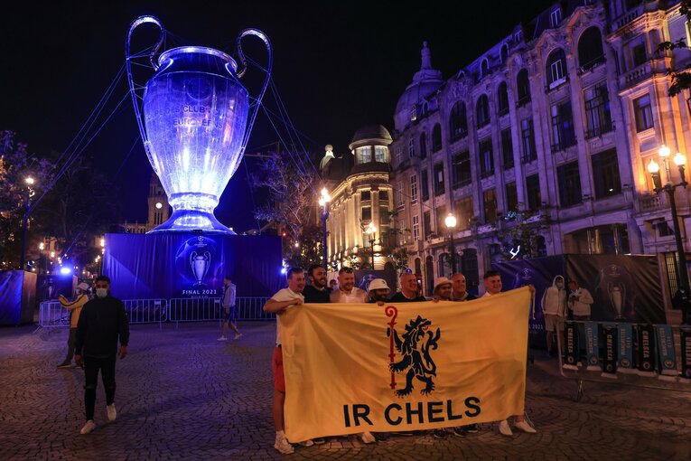 ポルトの地ですでに楽しそうなファンたち©Getty Images