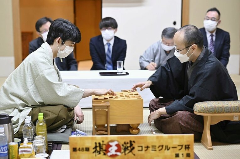 棋王戦第1局は藤井聡太竜王が勝利し、一歩リードを取った（代表撮影） ／ photograph by JIJI PRESS