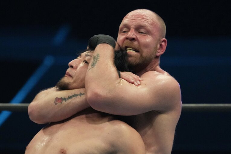 成田蓮をスリーパーホールドで絞め上げるジョン・モクスリー　©Essei Hara