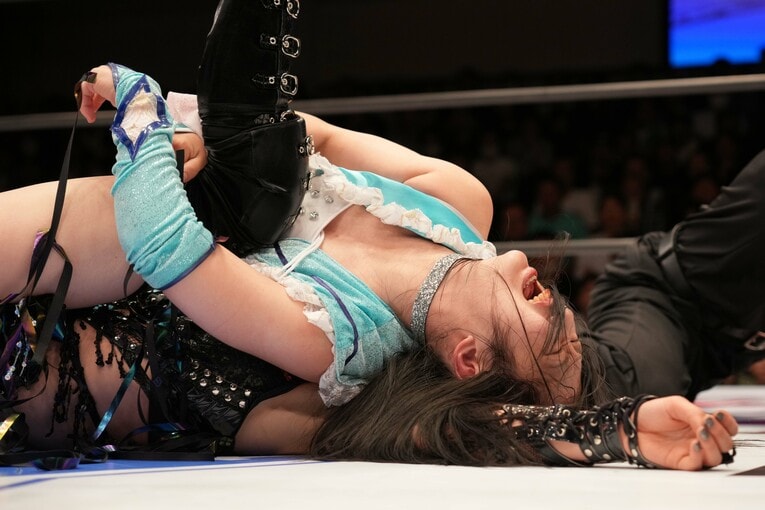 必死に上谷沙弥を押さえ込む玖麗さやか　©Essei Hara