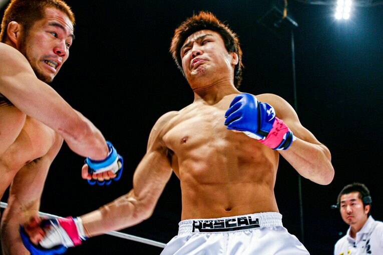 五味隆典が桜井“マッハ”速人にKOで勝利し、ライト級の頂点に立った