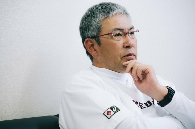 早大の1年生・川尻結大の「バットフリップ」に苦言を呈した小宮山悟監督。その言葉の真意はどこにあった？　©Asami Enomoto