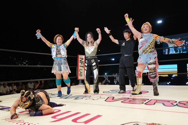 勝利した“全女レジェンド組”とリングに這いつくばるスターライト・キッド