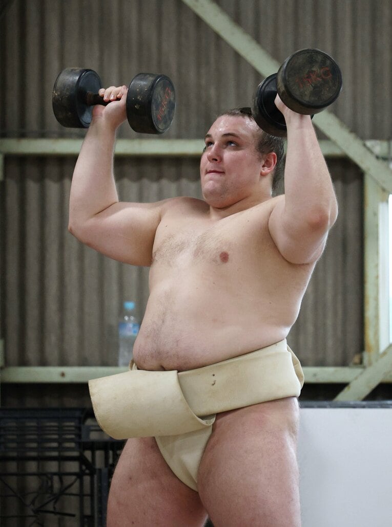 朝稽古で汗を流す安青錦（写真は2月）　©JIJI PRESS