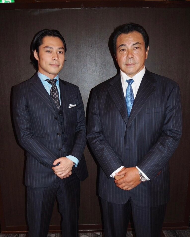 父子お揃いのスーツで　提供：秋元剛