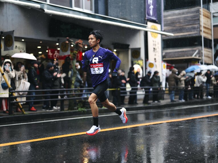 2024年1月の箱根駅伝、上野は実家のテレビで教え子たちの走りを見守っていた　©Yuki Suenaga