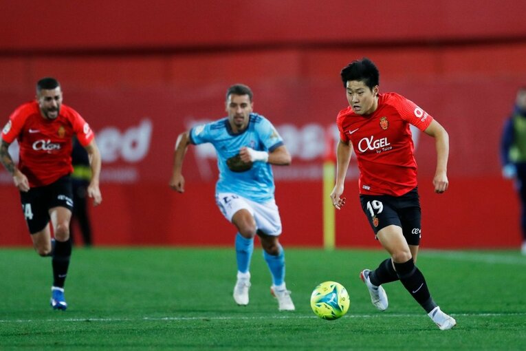 久保建英はなぜ“前節決勝点”なのに途中出場、ボールが回ってこなかったか… “試合展開と悪天候の不運”とは〈撮影者の視点〉(28)