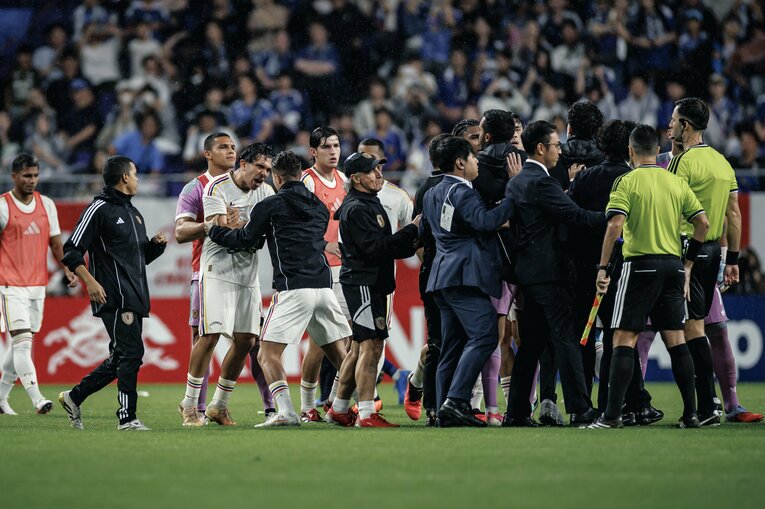 モメている…日本vsベネズエラ、PK判定後の一部始終（写真は右に続きます）　©Kiichi Matsumoto