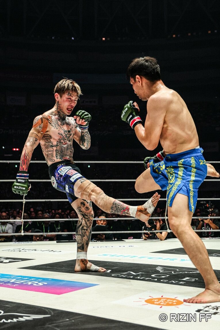 有効だったオーソドックスからのカーフキック　©RIZIN FF