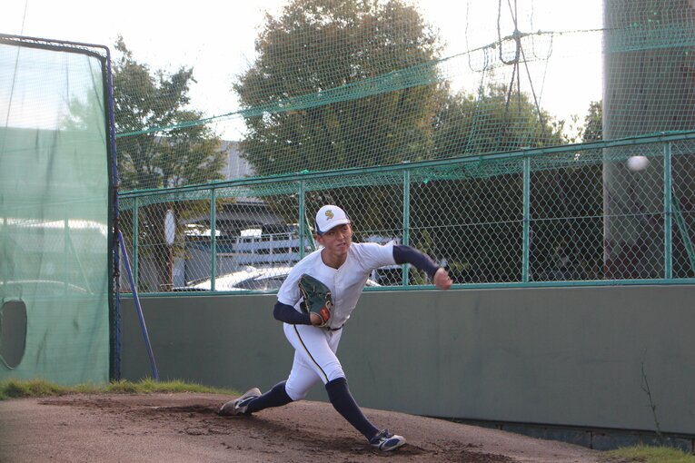 ブルペンで投げ込む林優樹（2022年）©︎Fumi Sawai