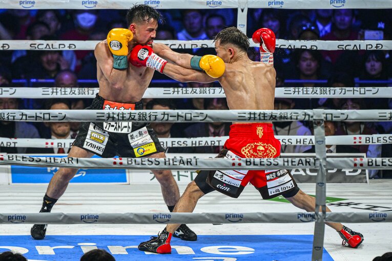 堤聖也vs.比嘉大吾。2月24日、有明アリーナ　©Takuya Sugiyama