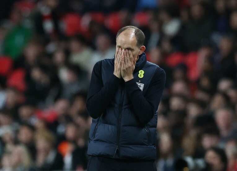 0－1で負けている試合中、トゥヘル監督は思わず顔を覆う場面も　©AFLO