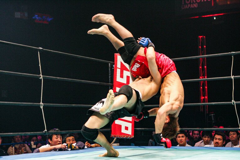 デスバレーボムのような形で所を投げる大石　©Susumu Nagao