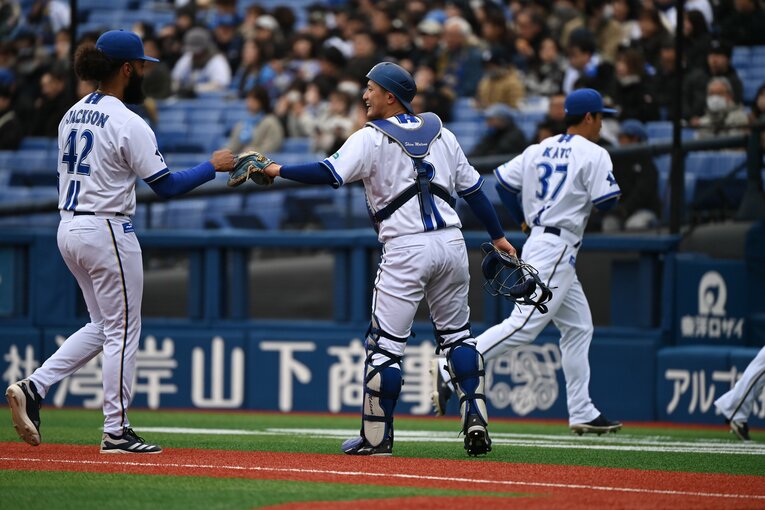 ジャクソンとも仲良しな松尾汐恩　©Naoya Sanuki