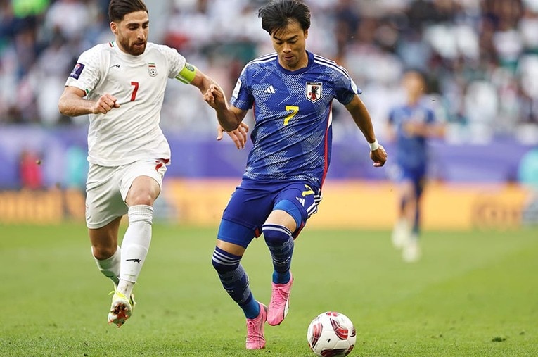 三笘薫とデュエルするイラン主将ジャハンバフシュ。決勝PKを決めた彼の言葉から“イランの戦略”がクッキリとわかる ／ photograph by Mutsu Kawamori