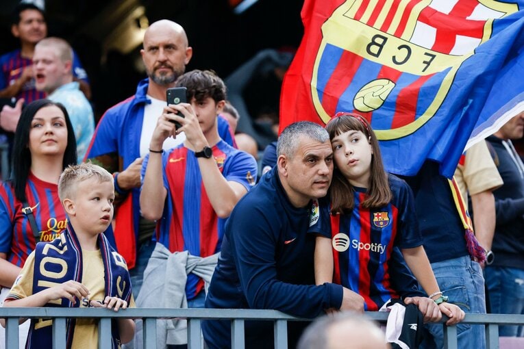 今季9点目！ 久保建英が凄まじい「バルサ撃破ドリブル、ブスケッツ退団・優勝セレモニーが同時に」カメラマンが見た“美しいカンプノウの夜”(5)