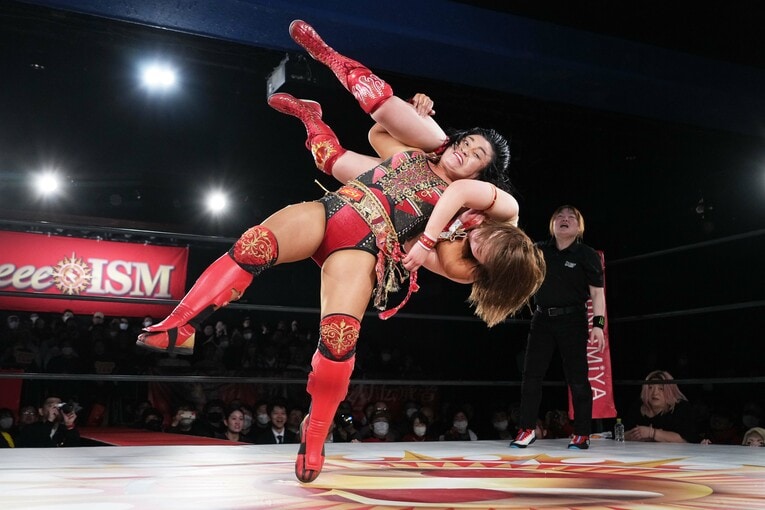 試合の流れを変えた里村明衣子のデスバレーボム　©Essei Hara