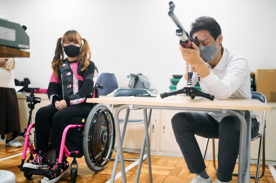 「緊張する感覚がわからない」松岡修造も驚く、パラ射撃の新星・水田光夏の規格外のメンタル<Number Web> photograph by Yuki Suenaga