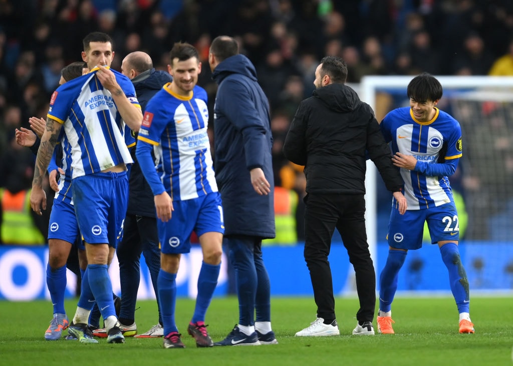 ブライトンを支えた三笘を労うデゼルビ監督 ©Getty Images