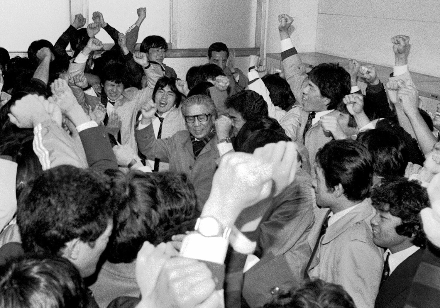 1981年関東大学ラグビー対抗戦。早明戦を終えて歓喜の輪に加わる早大・大西鉄之祐監督 ©︎Sankei Shimbun
