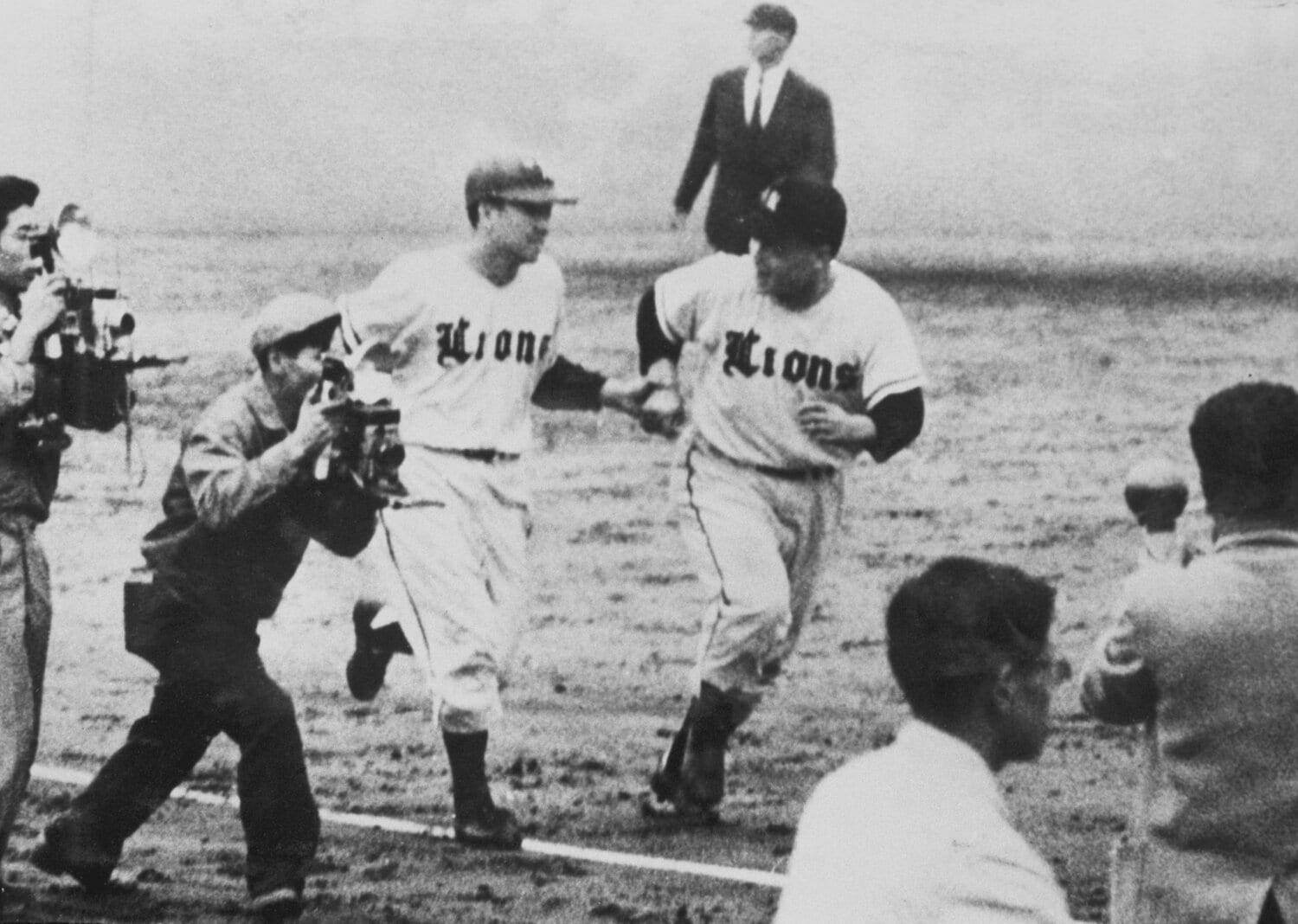 日本シリーズでサヨナラ本塁打を放った稲尾　©Kyodo News