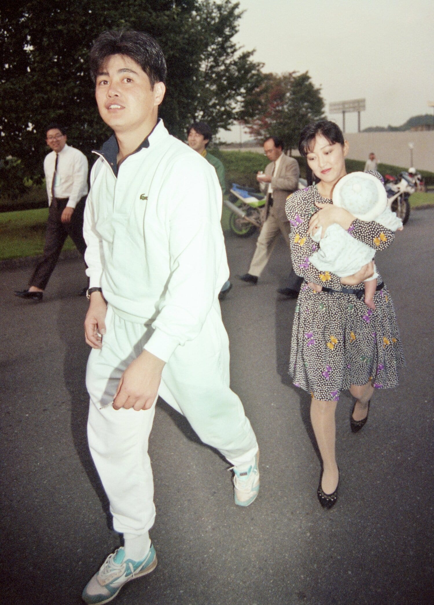 1991年撮影。日本シリーズ第1戦で完投勝利を挙げた工藤は、夫人の雅子さんと長男と一緒に球場を引き上げる ©Sankei Shimbun