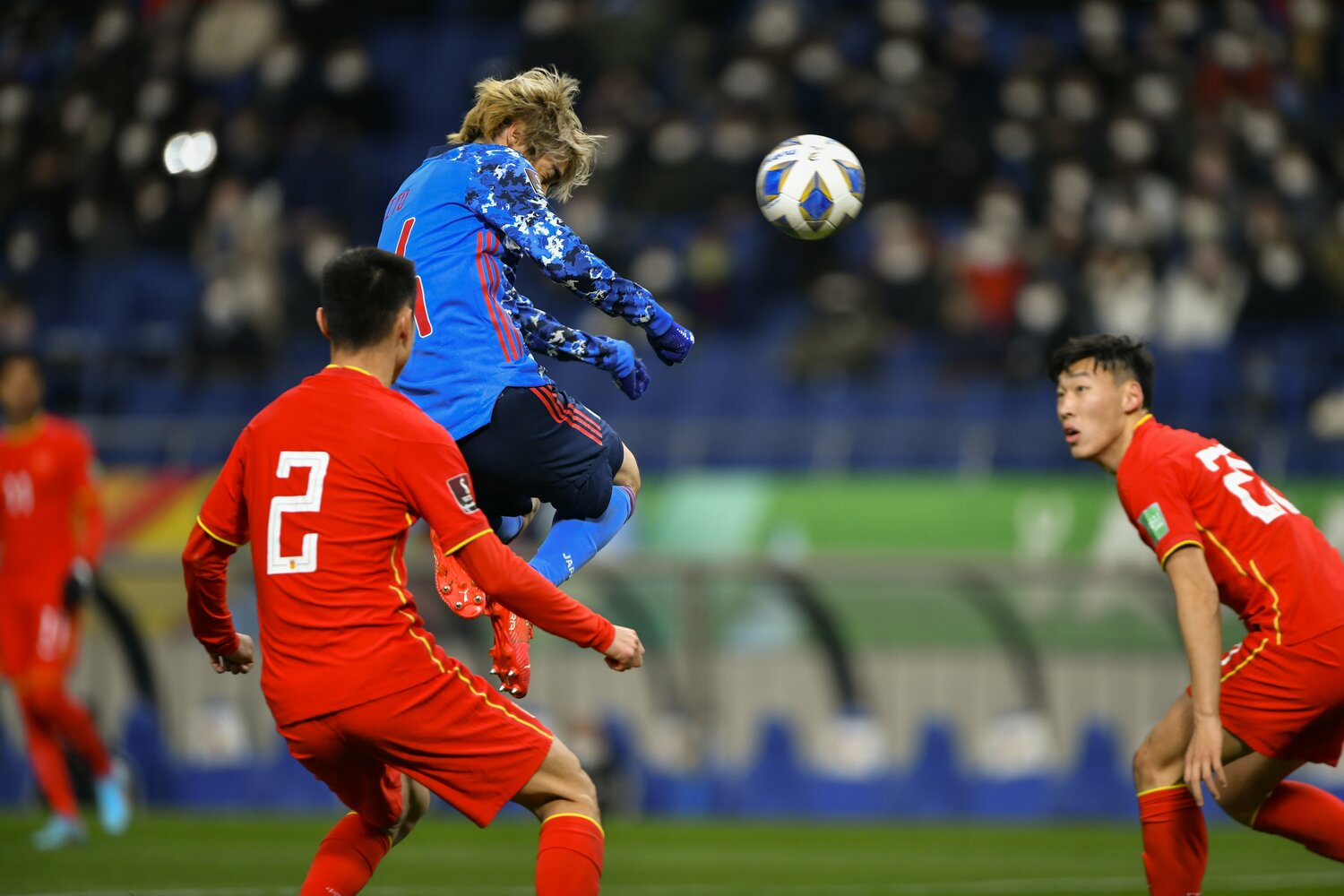 中山雄太のクロスに頭で合わせた伊東純也。最終予選3戦連発と勢いに乗っている　©Takuya Sugiyama/JMPA