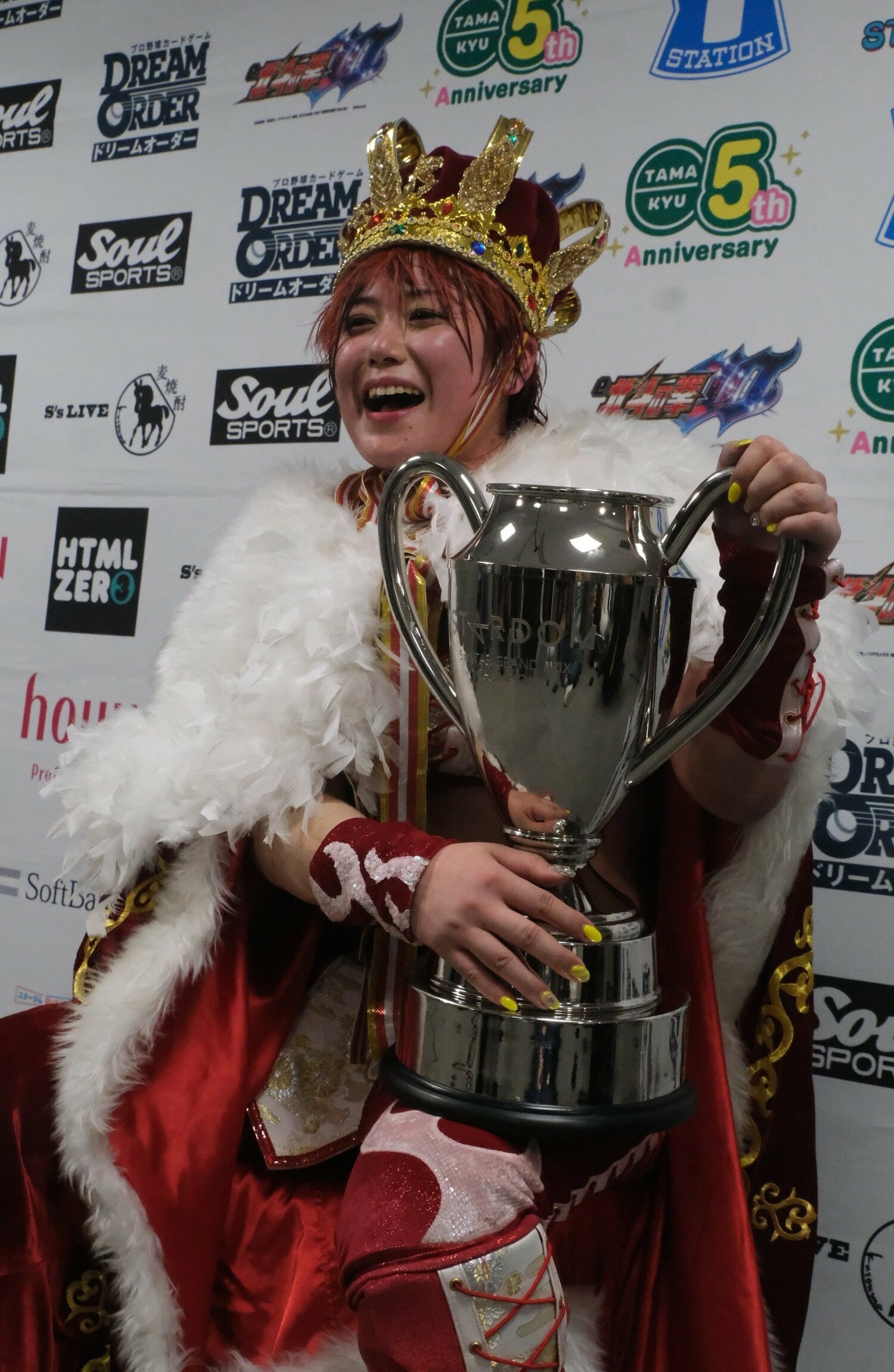 優勝直後のインタビュー。マスコミの前で笑顔を見せた　©Norihiro Hashimoto