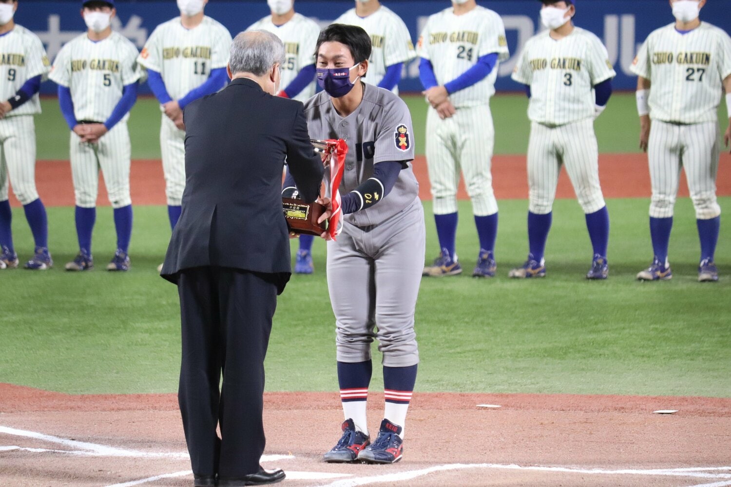 準優勝の表彰を受ける福井主将　ⒸMamu Takagi