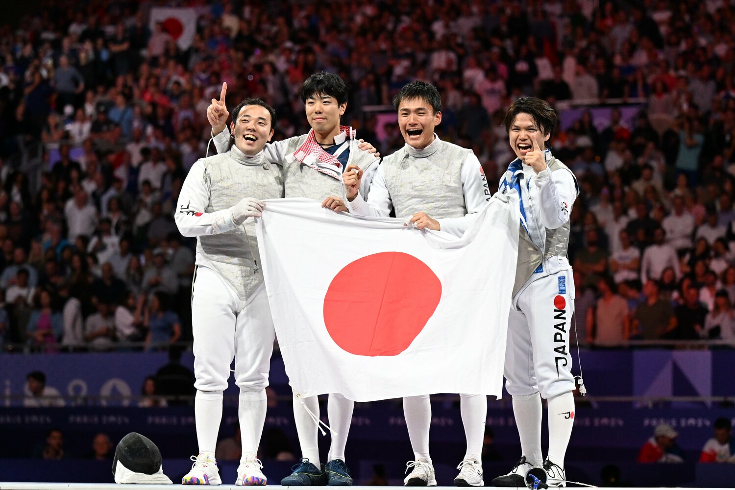 男子フルーレ団体の金メダルメンバー。左から永野雄大、敷根崇裕、松山恭助、飯村一輝　©Naoya Sanuki/JMPA