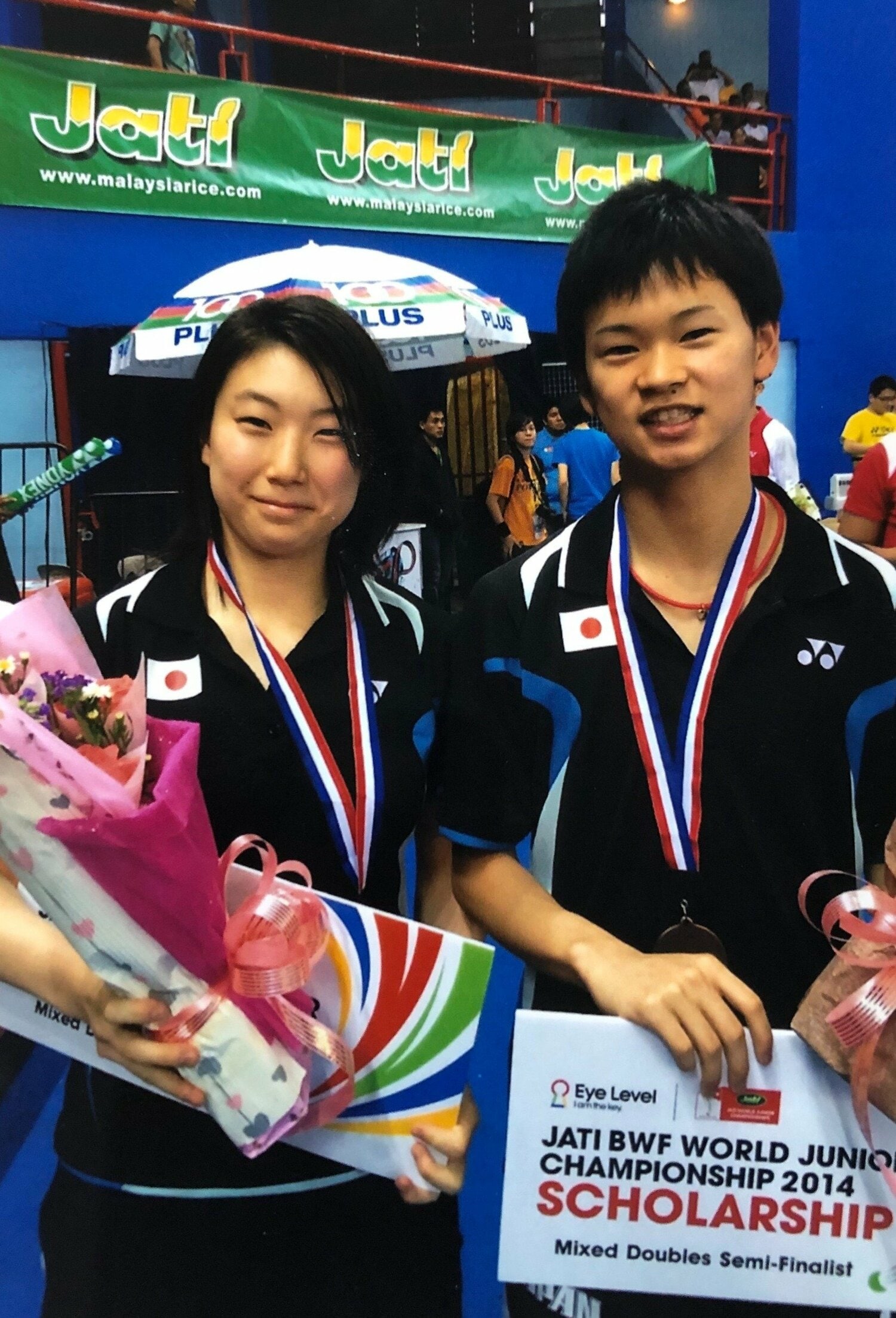 2014年世界ジュニア混合団体選手権決勝で3位入賞した渡辺と東野（母・洋美さん提供）