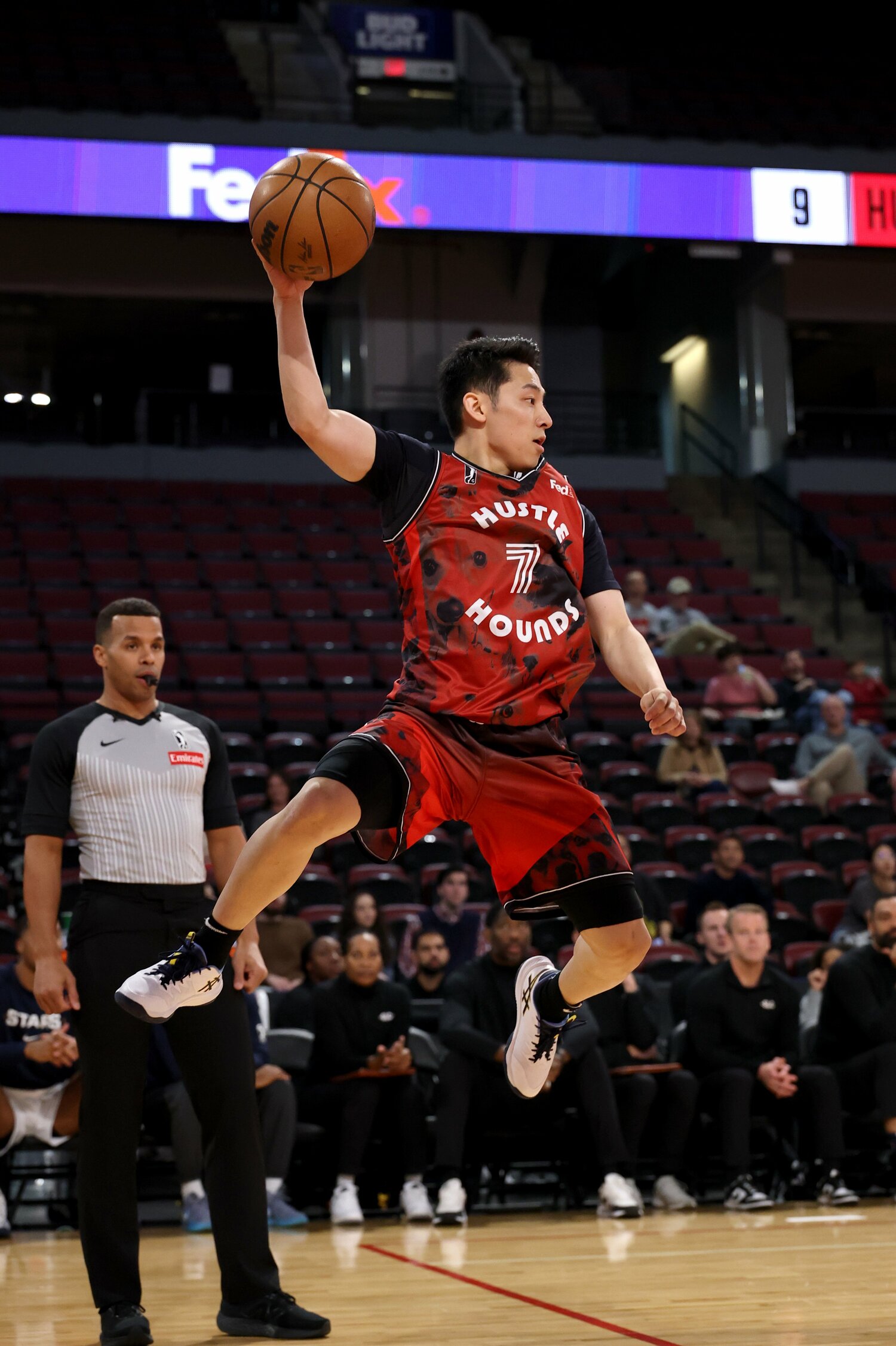 トーマスとの対戦は実現せずも、躍動感あるプレーを見せた河村勇輝 ©︎Joe Murphy/NBAE via Getty Image