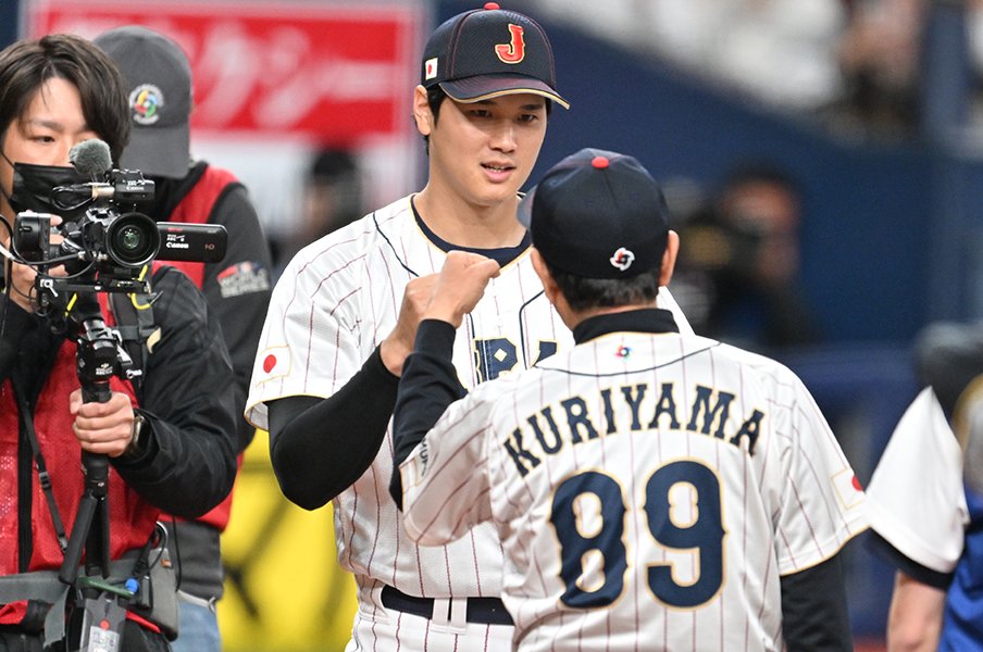 大谷とグータッチ　©Naoya Sanuki