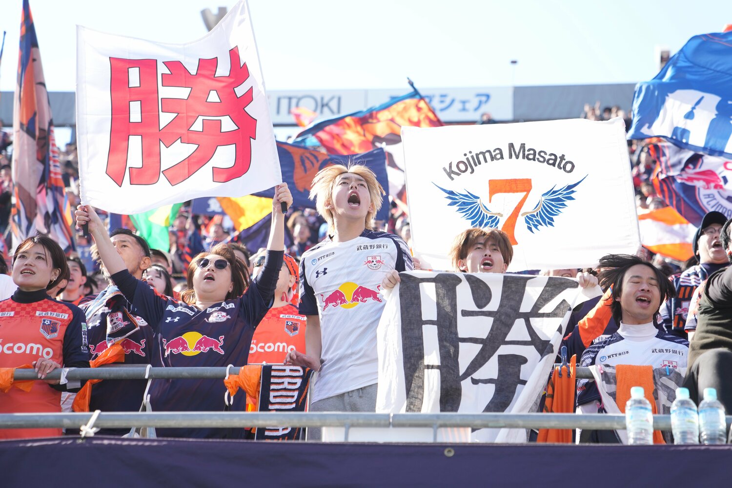 開幕戦でチャントを熱唱するサポーター。さまざまな思いでRB大宮を見つめている　©Masashi Hara