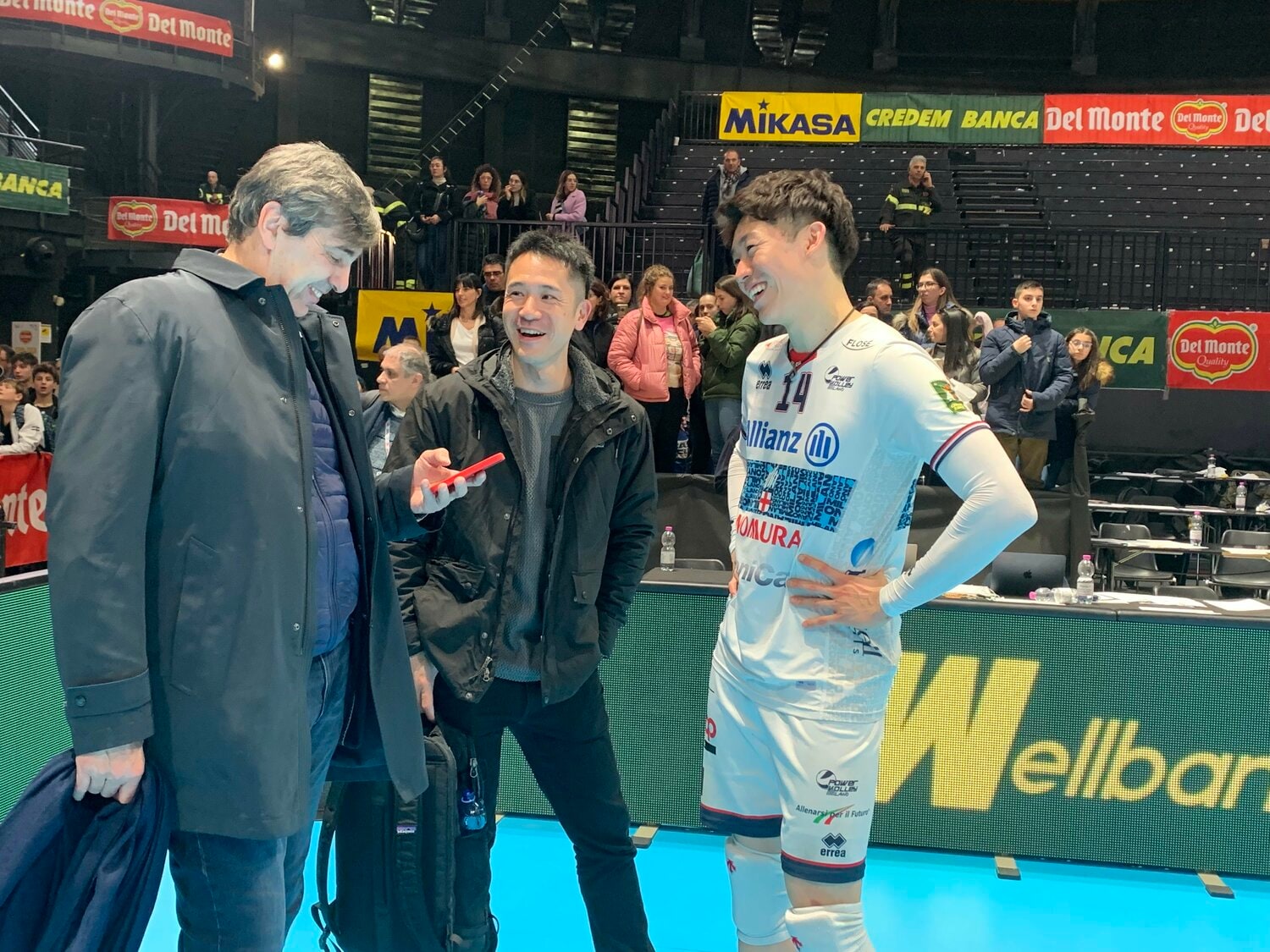 イタリア視察に訪れた日本代表ブラン監督、伊藤コーチと談笑する石川　©︎Noriko Yonemushi