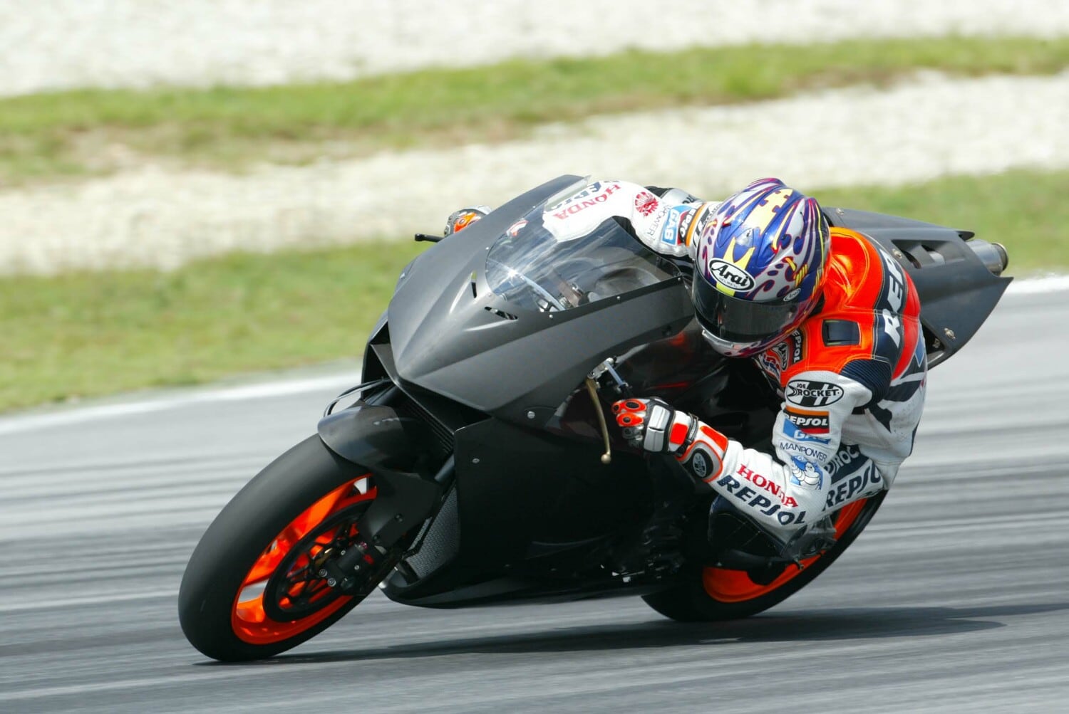 MotoGP参戦初年度となる2003年の開幕前、ホンダRC211Vでテストを重ねるニッキー・ヘイデン。2006年にはチャンピオンになった選手だ ©Satoshi Endo