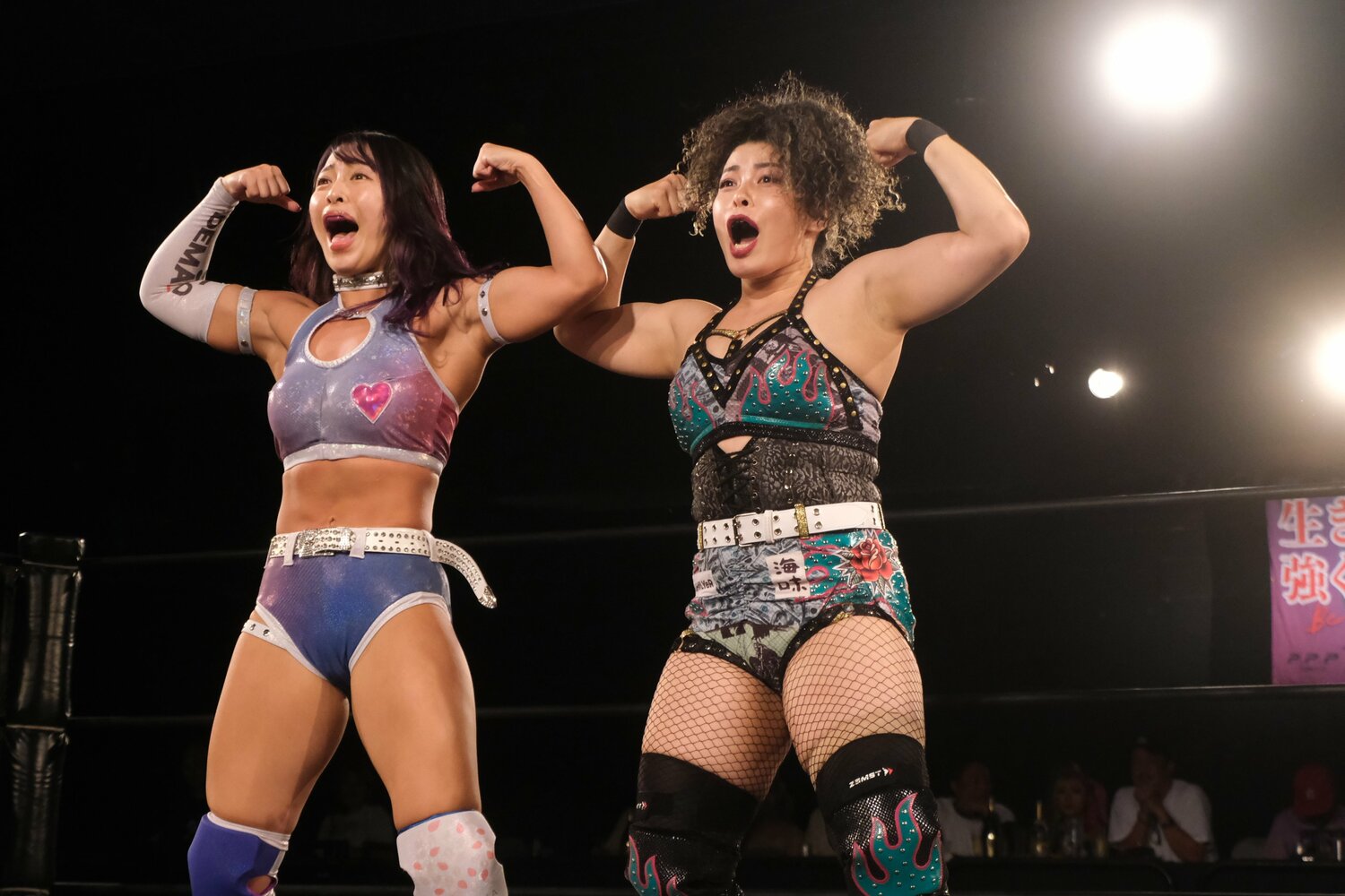 今年7月の試合にてタッグを組んだZONESとポージング