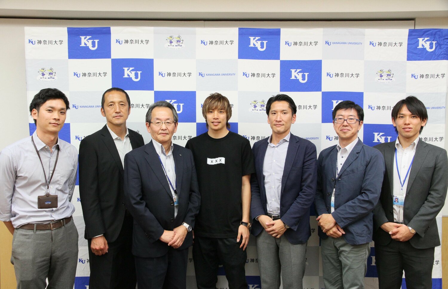 母校・神奈川大を訪れた伊東。左から大野洋樹マネジメントコーチ、大森酉三郎・現監督、佐藤武部長、伊東、関森悟・現かながわクラブ監督、高橋厚副部長、南祥巧マネジメントコーチ　©KUFC