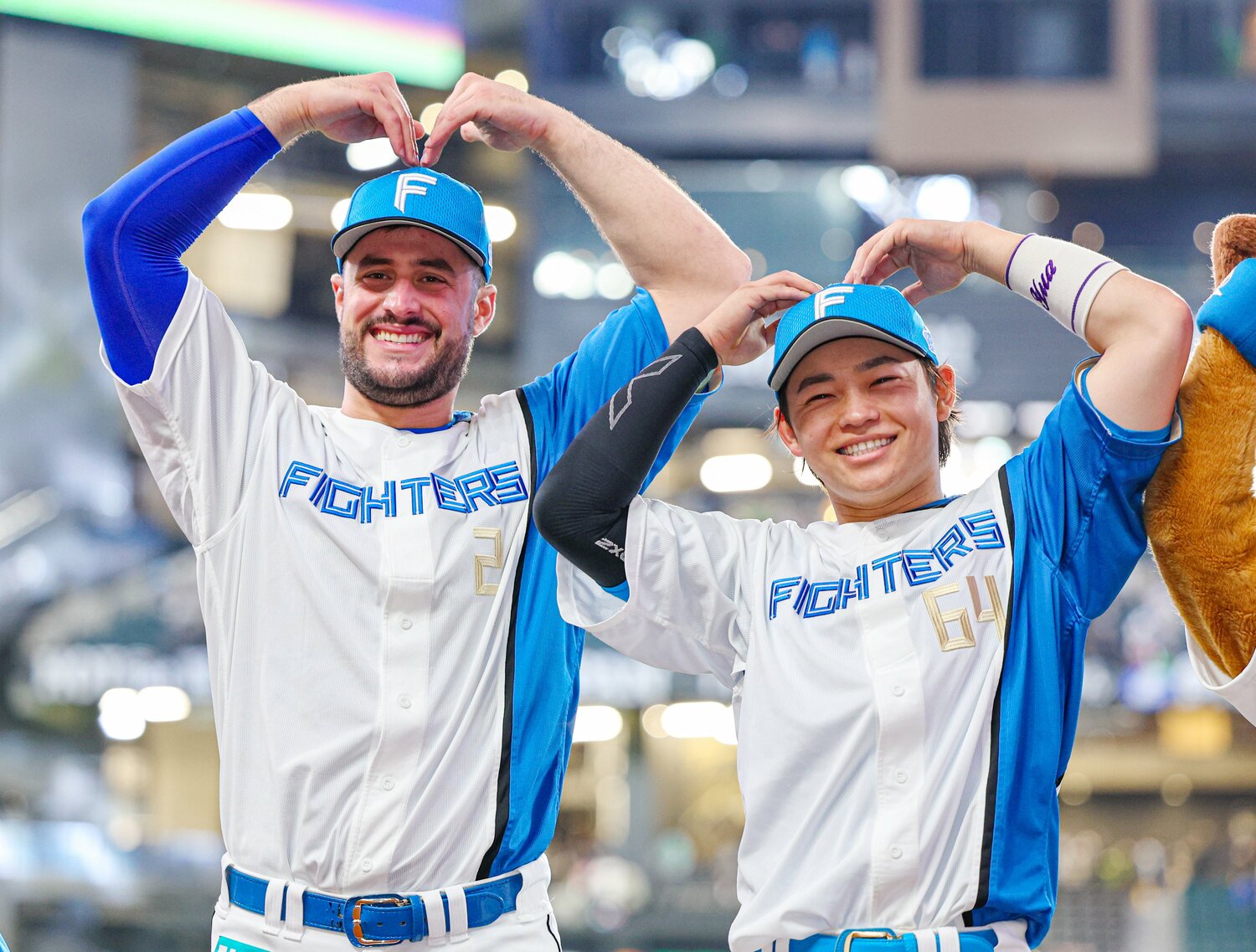 ヒーローインタビュー後にアリエル・マルティネスとともにポーズを決める田宮　©︎JIJI PRESS