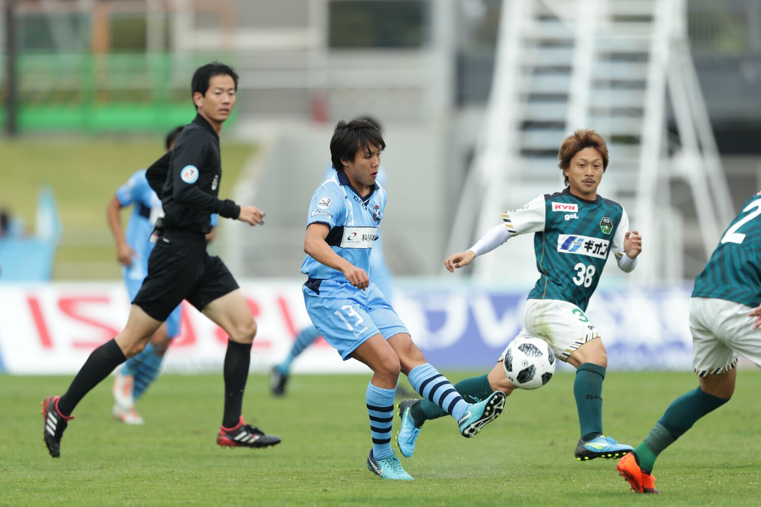 2018年にプレーしたYS横浜では、スクールのコーチ業を兼任。ハードな日々だったが、同じ志の仲間たちと切磋琢磨した　©︎J.LEAGUE