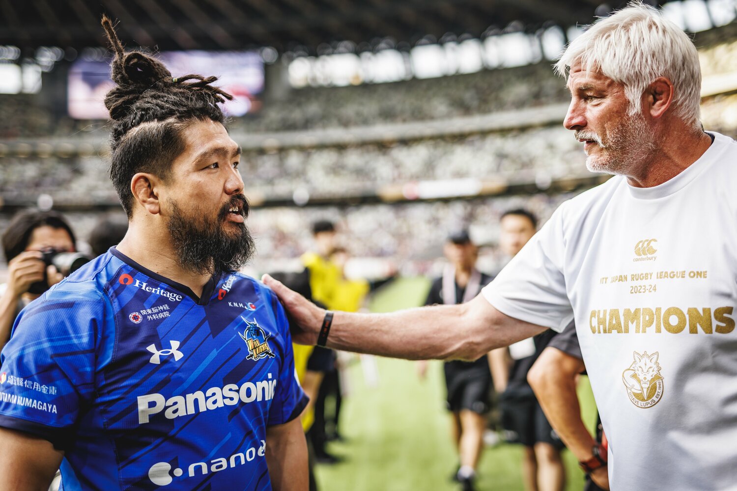 敵将トッド・ブラックアダーHCから言葉をかけられる堀江翔太　©︎Kiichi Matsumoto