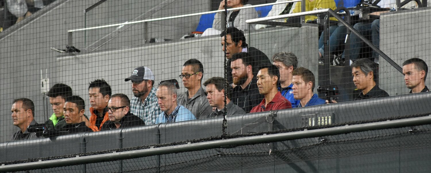 プロ野球を視察するメジャーのスカウトたち（2017年）　©JIJI PRESS