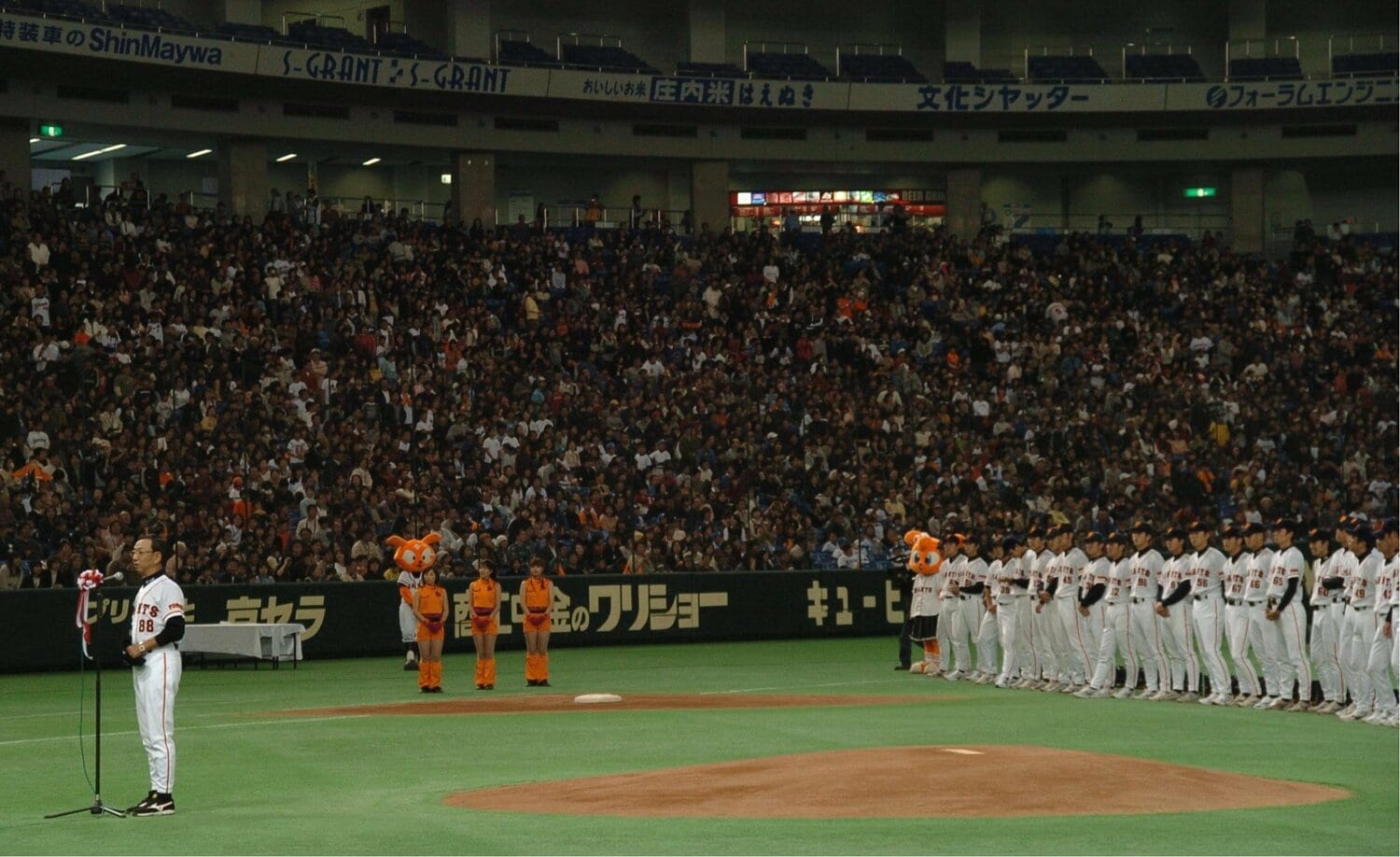 このときオープニングセレモニーに清原の姿はなかった。あいさつする堀内監督とナインの距離は遠い ©Sankei Shimbun