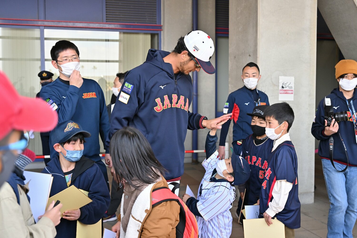 子供ファンと交流するダルビッシュ　©︎Hideki Sugiyama