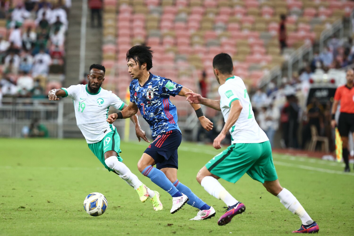 2021年10月7日のアジア最終予選、アウェイでのサウジアラビア戦。柴崎岳のバックパスがカットされ、0－1で敗戦。日本代表は3試合で2敗と追い込まれた　©AFLO