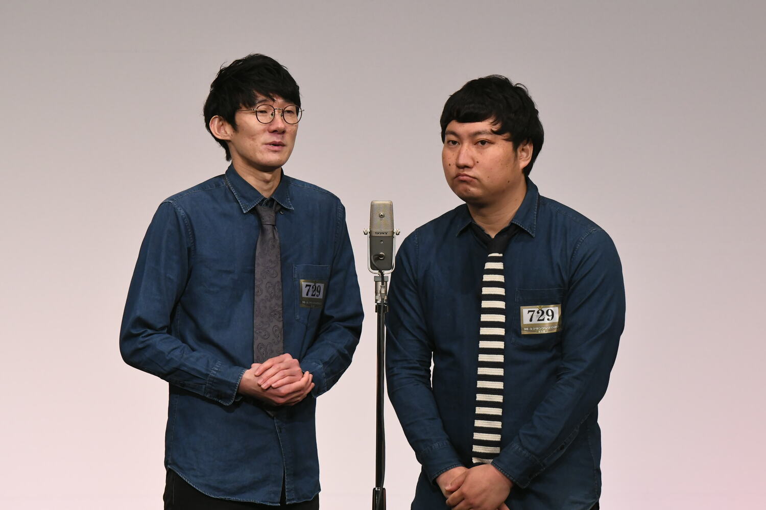 一昨年、2020年大会の準決勝で。スーツではなく、紺色のシャツをズボンの外に出し、ネクタイを締めるスタイルだった　©M-1グランプリ事務局